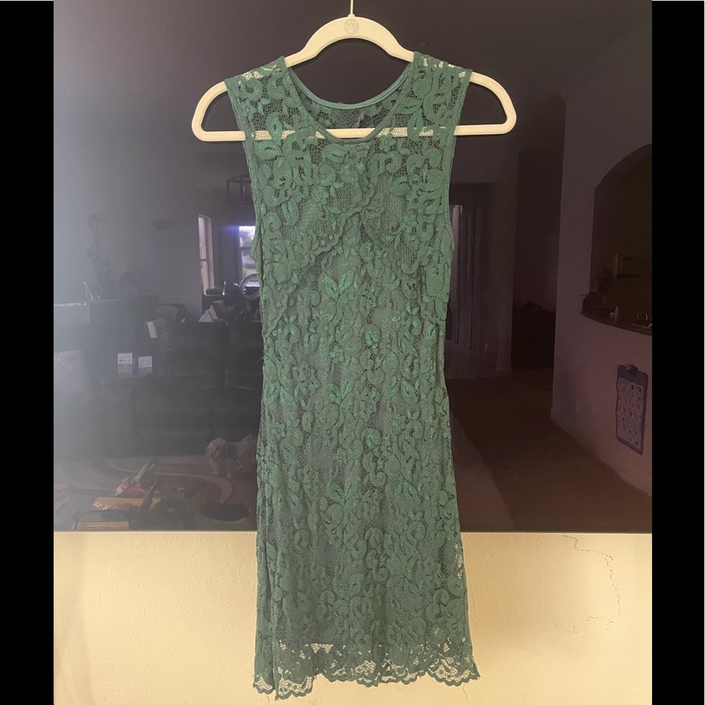 NWOT Gilber Gilmore emerald green lace dress- Med.